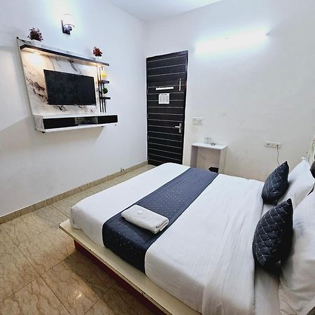 Hotel Tulip Near Delhi Airport Нью-Дели Экстерьер фото